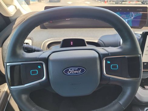 Used 2025 Ford Expedition Active AWD/4WD image 32