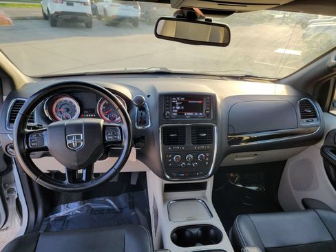 Used 2020 Dodge Grand Caravan SXT FWD image 18