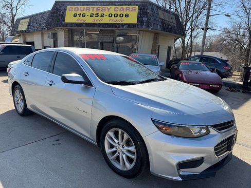 Used 2017 Chevrolet Malibu LT image 1