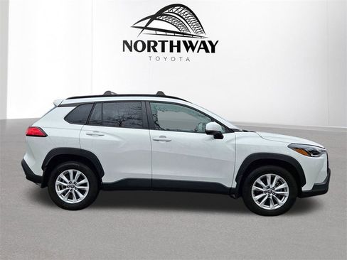 Certified 2023 Toyota Corolla Cross LE image 3