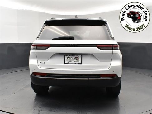 Used 2023 Jeep Grand Cherokee Altitude image 5