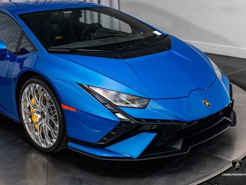 Used 2023 Lamborghini Huracan Tecnica image 2