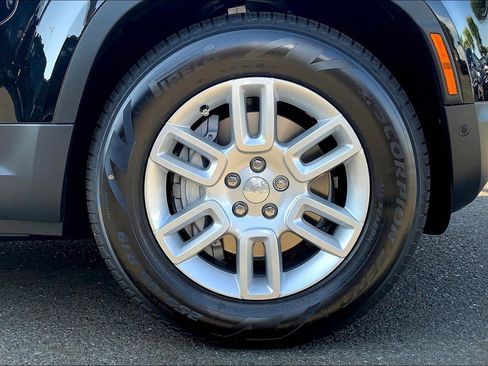 New 2025 Land Rover Defender 130 S image 13