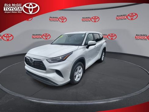 Used 2023 Toyota Highlander L FWD image 4