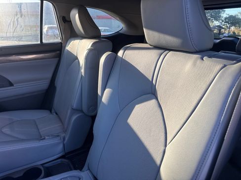 Used 2022 Toyota Highlander Limited AWD/4WD image 24