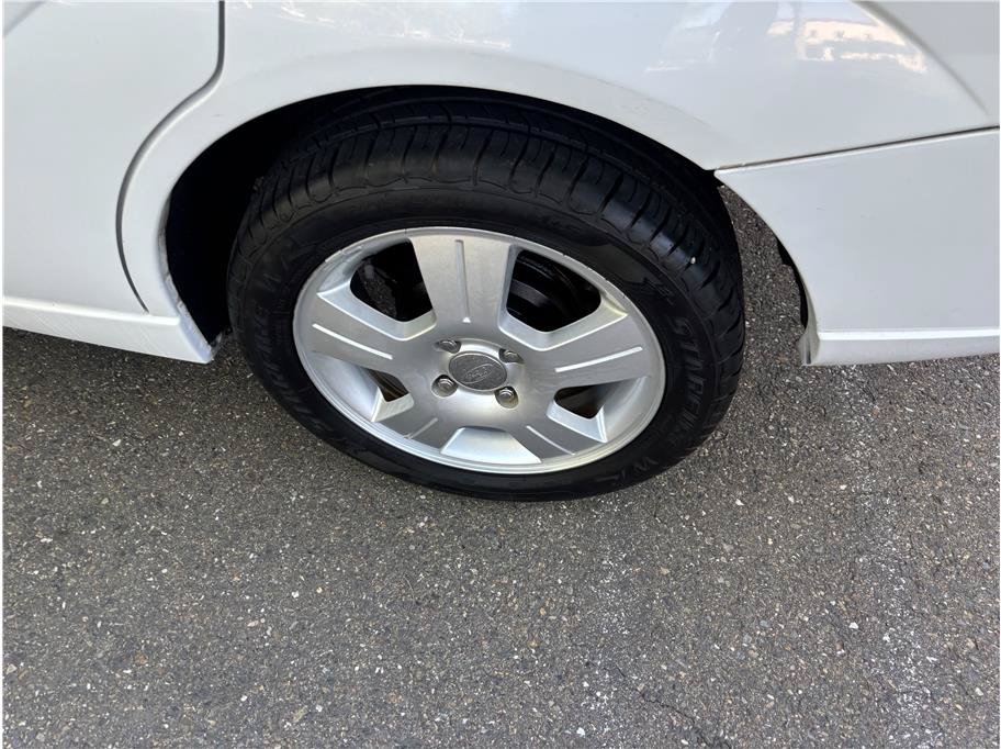 Used 2005 Ford Focus SES FWD image 9