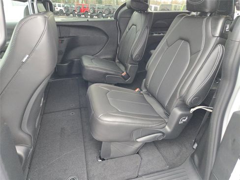 New 2026 Chrysler Pacifica Select image 20