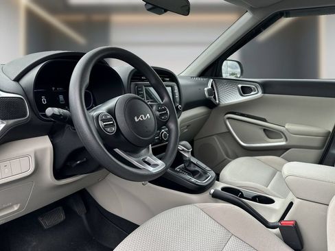 Used 2025 Kia Soul LX w/ LX Technology Package FWD image 12