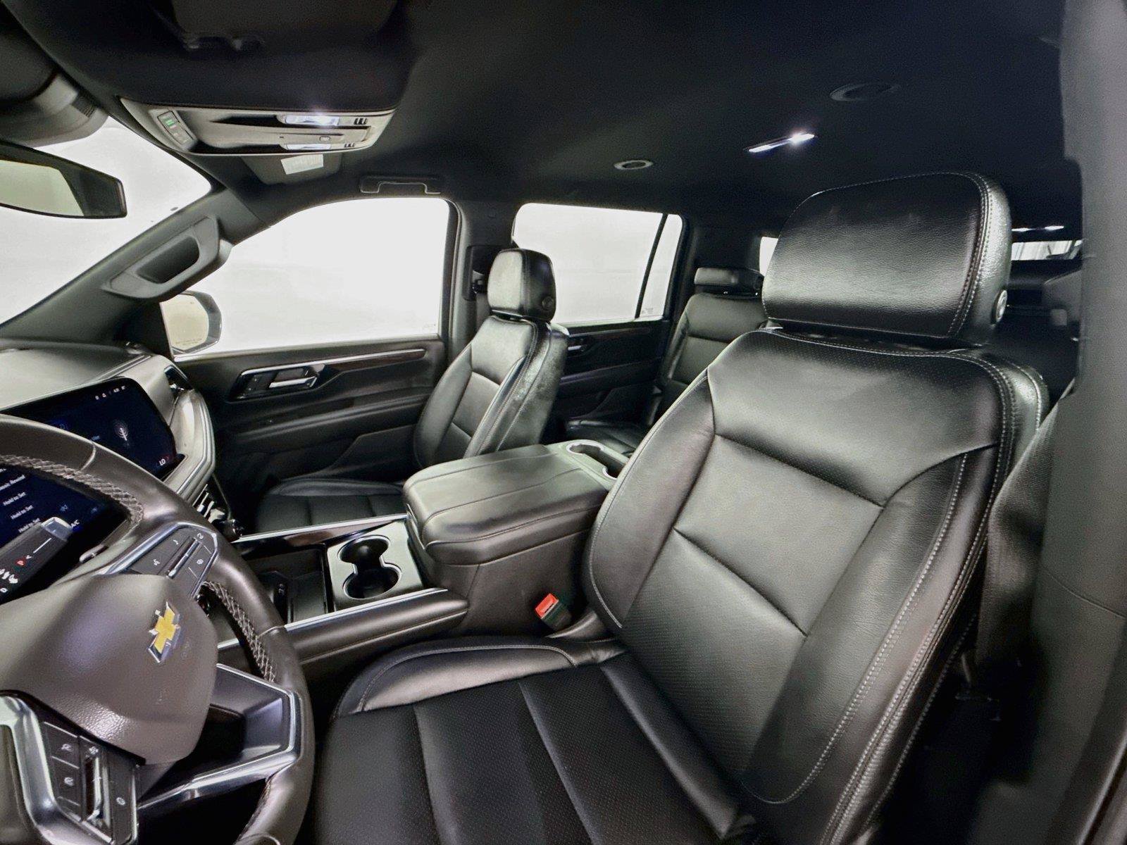 Used 2025 Chevrolet Suburban LS RWD image 8