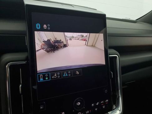 Used 2025 GMC Yukon XL Denali AWD/4WD image 29