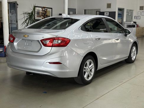 Used 2017 Chevrolet Cruze LT w/ Convenience Package FWD image 2