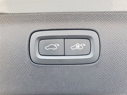 Used 2025 Volvo XC90 B6 Plus image 35