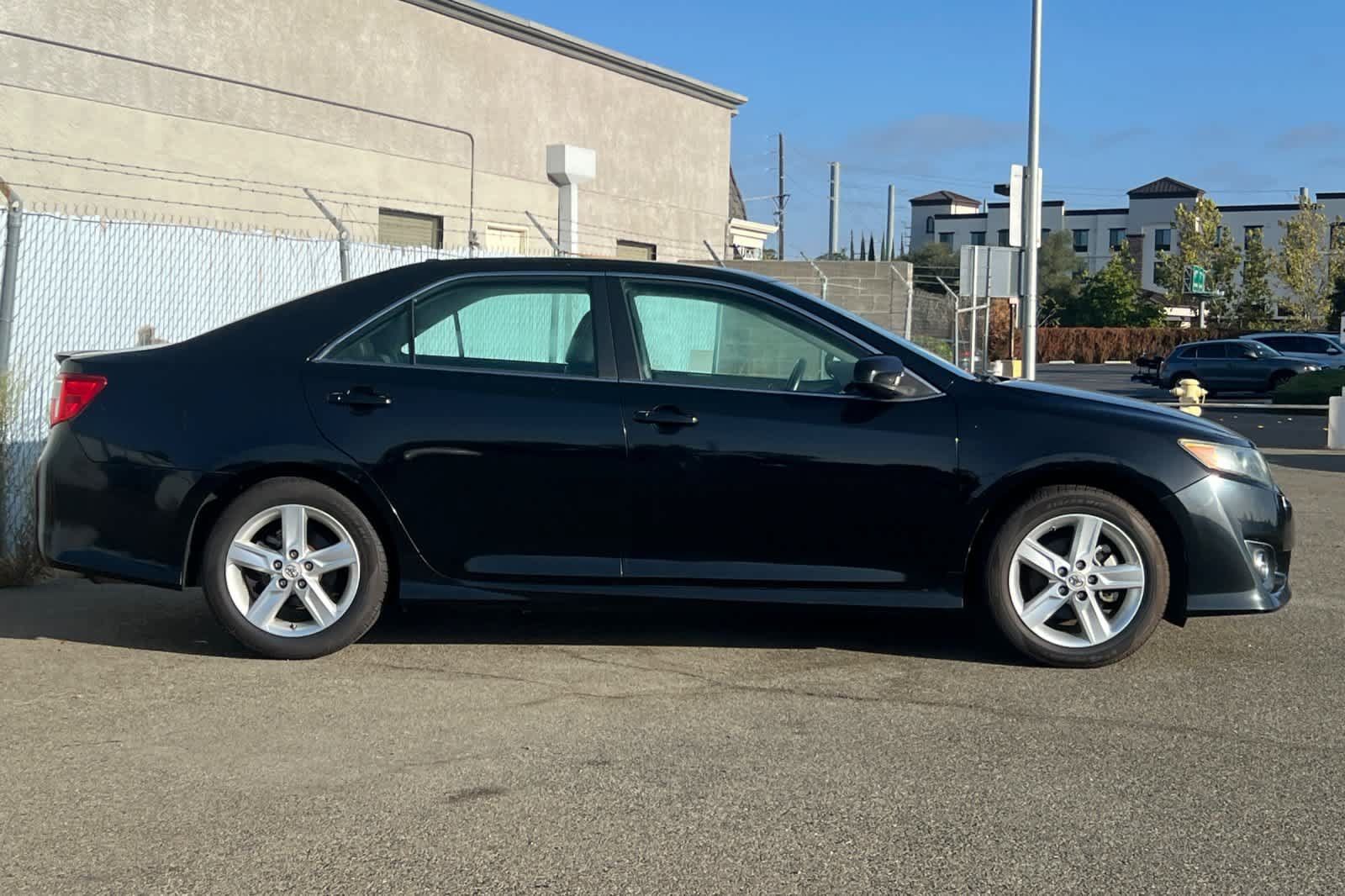 Used 2012 Toyota Camry SE FWD image 6
