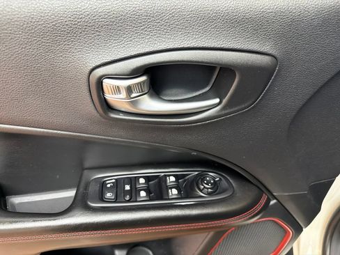 Used 2019 Jeep Compass Trailhawk AWD/4WD image 23