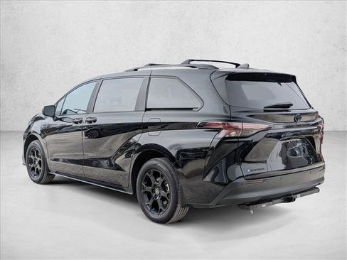 Used 2025 Toyota Sienna XLE Woodland Edition image 8