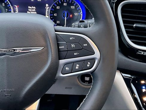 Used 2024 Chrysler Pacifica Touring-L image 26