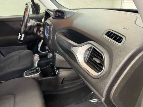 Used 2020 Jeep Renegade Latitude FWD image 17
