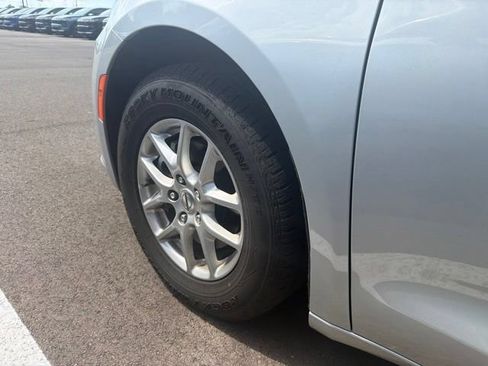 Used 2024 Chrysler Pacifica Touring-L FWD image 6