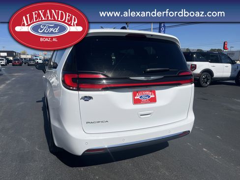 Used 2024 Chrysler Pacifica Touring-L image 6
