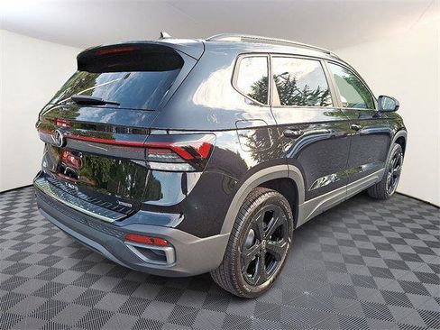 New 2025 Volkswagen Taos SE image 6