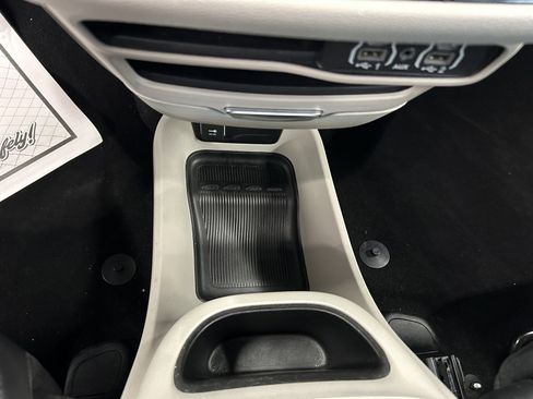 Used 2023 Chrysler Pacifica Touring-L image 35