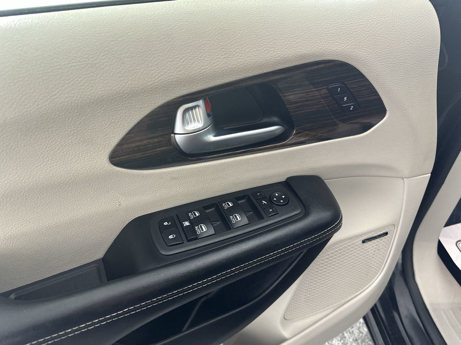 Used 2022 Chrysler Pacifica Limited FWD image 13