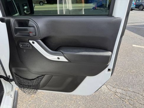 Used 2015 Jeep Wrangler Unlimited Sahara AWD/4WD image 26
