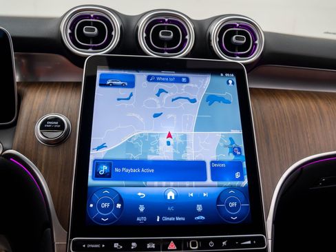 Used 2025 Mercedes-Benz GLC 350e 4MATIC image 25