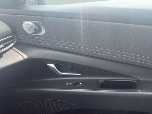 Used 2025 Hyundai Elantra Limited FWD image 13