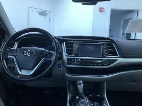 Certified 2019 Toyota Highlander XLE AWD/4WD image 17