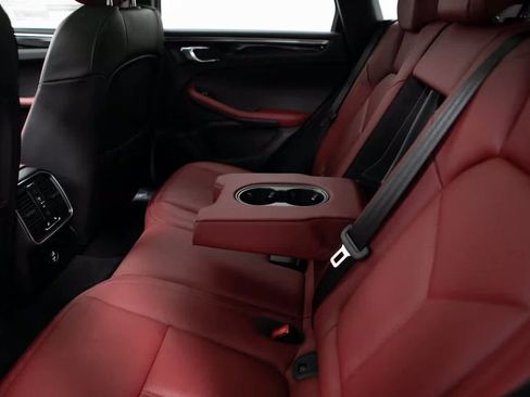 Certified 2025 Porsche Macan image 28