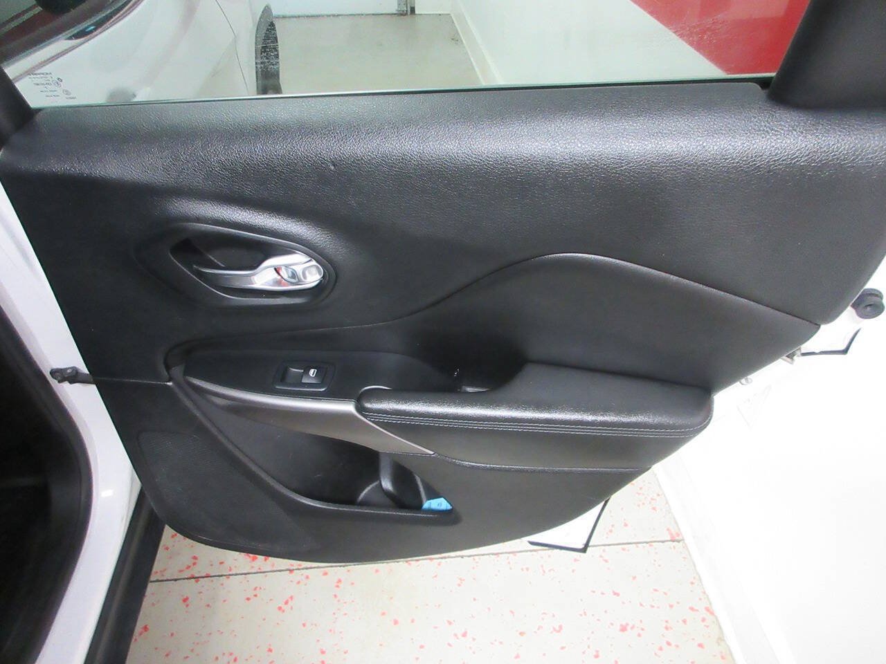 Used 2019 Jeep Cherokee Latitude w/ Cold Weather Group AWD/4WD image 28