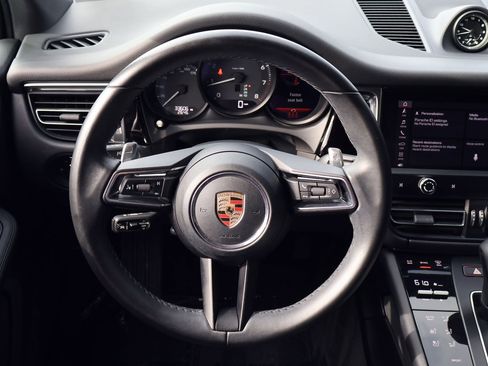 Certified 2023 Porsche Macan image 15