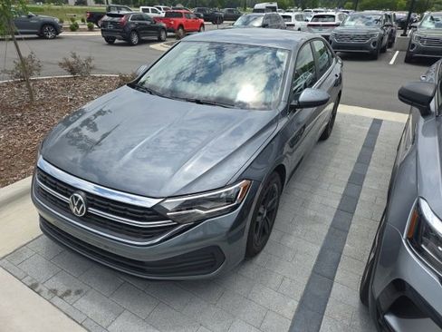 Used 2024 Volkswagen Jetta SE FWD image 11