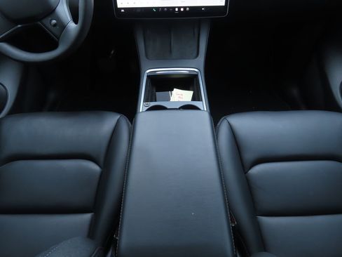 Used 2022 Tesla Model Y Long Range image 9