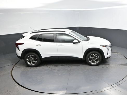 Used 2025 Chevrolet Trax LT FWD image 27