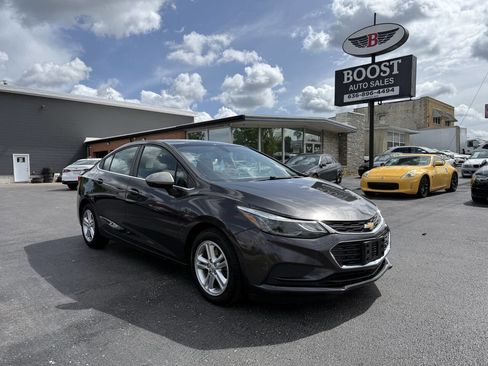 Used 2017 Chevrolet Cruze LT FWD image 1