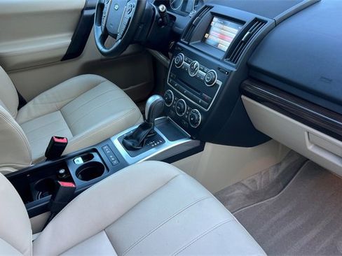 Used 2015 Land Rover LR2 HSE image 18