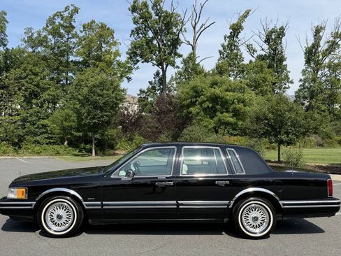 Used 1994 Lincoln Town Car Signature RWD image 2