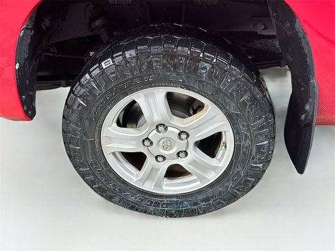 Used 2013 Toyota Tundra 4x4 CrewMax w/ SR5 Pkg image 24