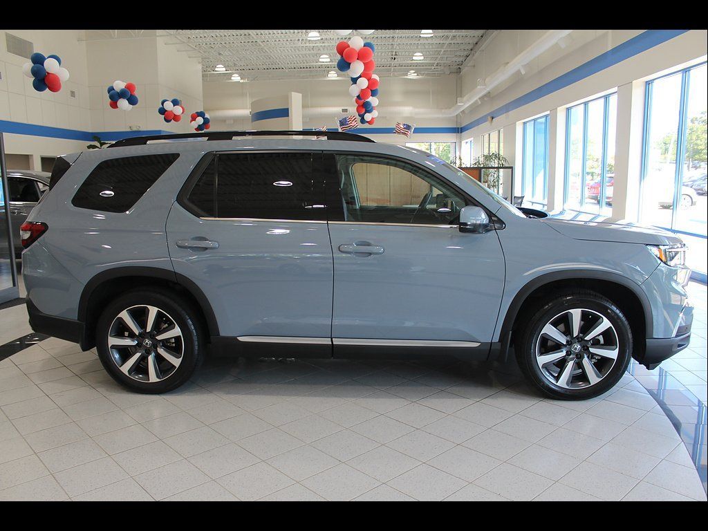 Certified 2025 Honda Pilot Touring image 4