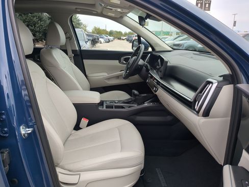 Certified 2024 Kia Sorento S w/ Panoramic Sunroof Package AWD/4WD image 29