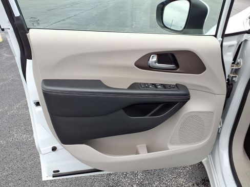 Used 2022 Chrysler Voyager LX FWD image 19