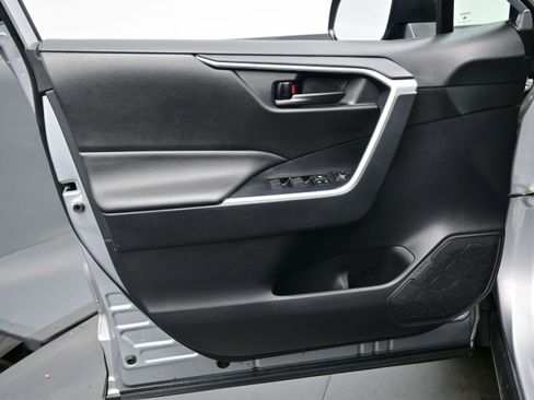 Used 2022 Toyota RAV4 LE AWD/4WD image 9