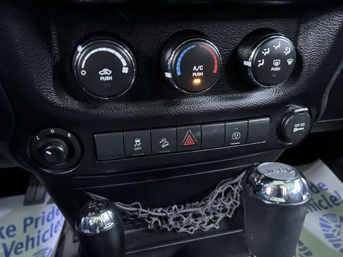 Used 2016 Jeep Wrangler Unlimited Sahara w/ Connectivity Group AWD/4WD image 20