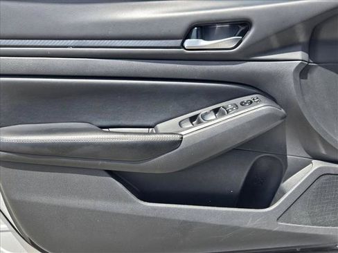 Used 2024 Nissan Altima 2.5 SV FWD image 11