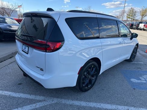 New 2026 Chrysler Pacifica Limited image 32