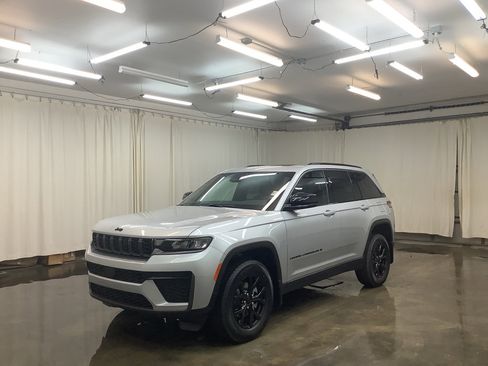 New 2026 Jeep Grand Cherokee Altitude AWD/4WD image 1
