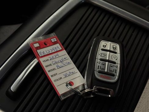 Used 2024 Chrysler Pacifica Touring-L image 40