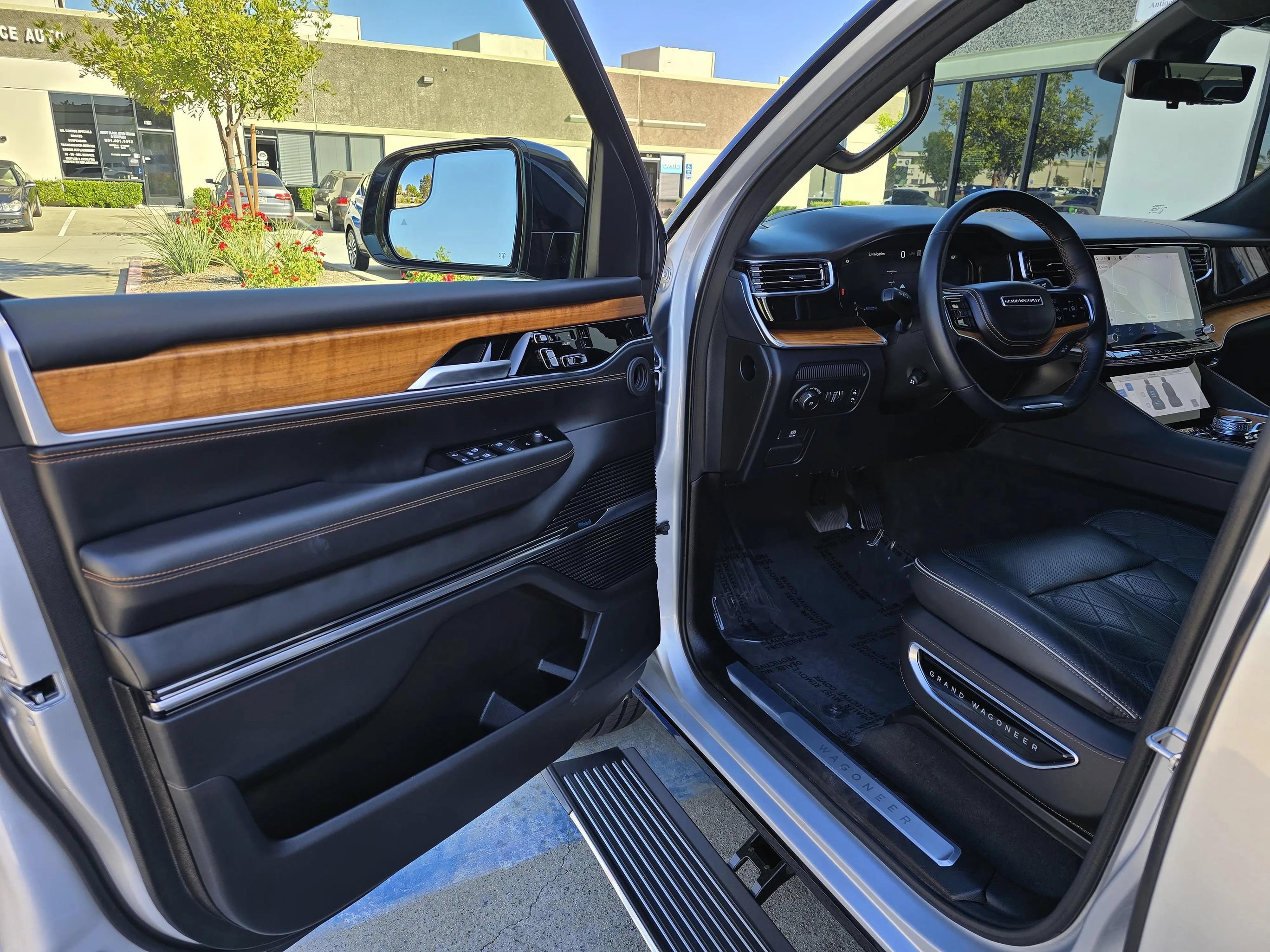 Used 2024 Jeep Grand Wagoneer L Series III AWD/4WD image 23